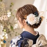 上品ダリアとブルーアジサイの髪飾り　結婚式　成人式　和装　振袖　卒業式　白無垢　色打掛　前撮り　花嫁　着物　ヘッドドレス　袴田　留袖　ヘアピン　結婚式髪飾り　成人式髪飾り　卒業式髪飾り　青　ブルー