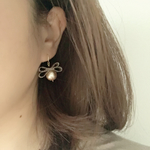 ゆれるコットンパールとリボンのピアス ゴールド