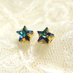 小さなスワロの星ピアス（5mm・バミューダブルー・チタンポスト）