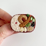 ハンバーグと海老フライ弁当 手刺繍 ブローチ ハンドメイド
