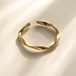 【日本製】指輪 リング ウェーブ ゴールド サイズフリー 華奢リング 重ね付け シンプル ニッケルフリー／Mellow Wave Ring（メロウ ウェーブ リング）