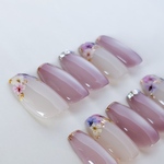 ニュアンスモーヴの🌸押し花nail⸝⋆  春夏ネイル　うるうる　フレンチネイル　前撮りネイル　押し花ネイル　フラワーネイル　お呼ばれネイル　マグネットネイル