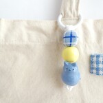 ブルーグレーねこ(猫)  レモンイエロー×白 石粉粘土のキーホルダー