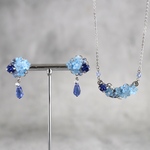 勿忘草（わすれな草）とブルービジューのピアス/イヤリングネックレスセット　濃いブルー