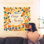 花畑でかくれんぼ 飴色ひまわりの誕生日タペストリー/黄色 大サイズ (壁掛け 簡単) ミシン仕上げ/ベビー・キッズ