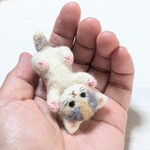 受注制作　羊毛フェルトの小さな子猫(パステル三毛猫・ころりんポーズ)　猫グッズ　猫雑貨　