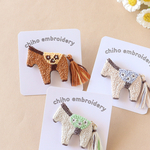  【選べる3色】ほっこり馬の刺繍ブローチ｜北欧風・動物モチーフ・ナチュラル