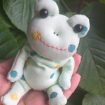 おまもりケロぴょん　 水玉ハンドペイント
