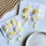 【 💛🩷 】ペアカラーの揺れる花びらピアス💐