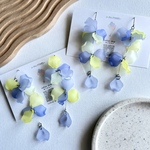 【 💛💙 】ペアカラーの揺れる花びらピアス💐