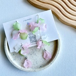 【 💚🩷 】ペアカラーの揺れる花びらピアス💐