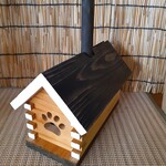 肉球切り抜き　Lサイズのコロコロスタンド　カーペットテープ　山小屋風　ログハウス風　ハウス型　煙突風　粘着テープ　木の丸棒取手