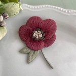 ［受注制作］クリスマスローズの刺繍ブローチ＊ダークピンク