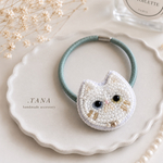 オッドアイ白ネコさんのビーズ刺繍ヘアゴム | 大人可愛い | 上品 | ナチュラル