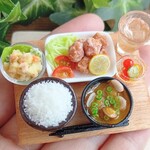 ミニチュアフード　竜田揚げ定食　ドールハウスのおうちごはん　インテリア