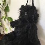 黒い長毛のグリズリーのバッグ