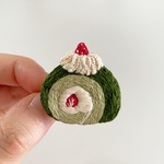 抹茶ロールケーキ 手刺繍 ブローチ