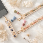 【再販3】新作　スマホストラップ　インド刺繍リボン　ハンドストラップ　携帯ストラップ　ショート　手首　タッセル　ギフト　プレゼント　インド刺繍　ピンク　グリーン　ブルーグレー