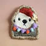 ベレー帽をかぶったラッコの刺繍ブローチ