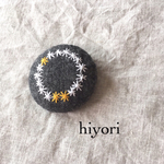 小花の刺繍ブローチ
