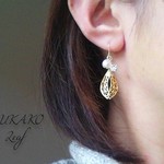 木の葉の透かしとガラスストーンの揺れるピアス