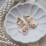 【パステルピンク/イエロー】パールとお花のアシンメトリーフープイヤリング/ピアス◌˳ゴールドベース 非対称　パステルピンク　パステルカラー　お花モチーフ　桜モチーフ　パールアクセサリー
