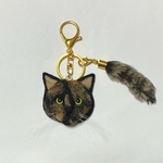 羊毛フェルト 猫キーホルダー サビ猫 しっぽファーチャーム付き