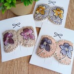 ピンク と ブルー の 花柄 インド刺繍リボン の ぱっちんピン 