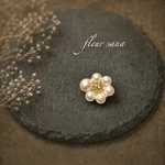unique flower  アンシンメトリーフラワーのブローチnatural white・gold