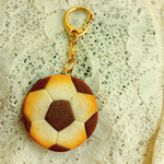 焼きたてサッカーボールクッキーのキーホルダー／　フェイクスイーツ　樹脂粘土　