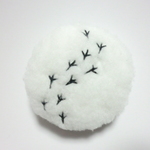 【再販】＊雪のあしあと・小鳥の足跡刺繍＊8.5cmマカロンポーチ＊0313