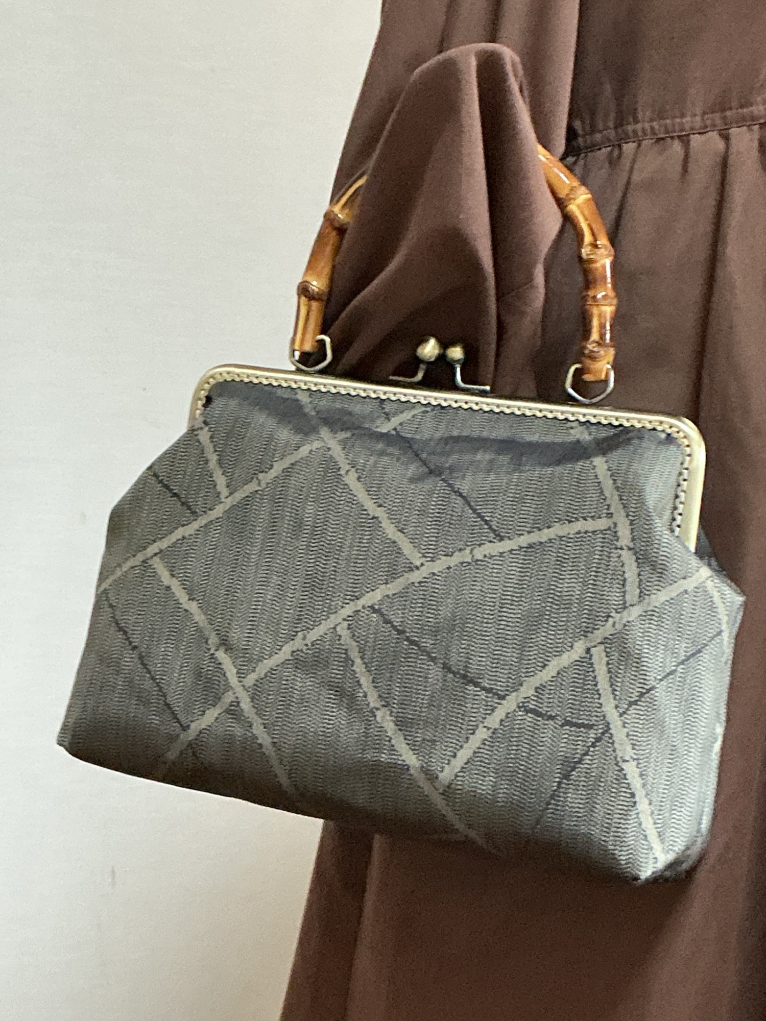 大島紬がま口バッグ・形崩れしにくい・洋服でも着物でも使える・大きめ