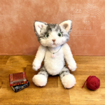 ハチワレのサバ白猫　ぬいねこ