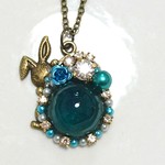 ダークブルーのぴょっこりうさぎ アンティークネックレス たまご 薔薇 金古美 レジン パール ビジュー 送料無料 