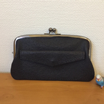 外ポケットがついた、花柄型押しレザーのペタンコ親子がま長財布