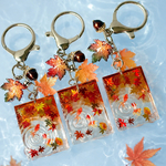 《紅葉》　こっくり秋色が美しい　紅葉と金魚のキーホルダーヾ(๑╹◡╹)ﾉ"🍁