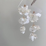 すりガラス　ホワイト　花びら　ブライダル　ウェディング　結婚式　花嫁　サージカルステンレス　ピアス　イヤリング　アクセサリー