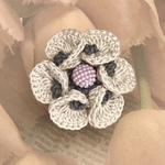 レース編み♪花びらがカールしたお花のブローチ