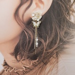 新作＊Flower Bijou & Chain Tassel ～White～  イヤリング ピアス 花 フラワー ビジュー クリスタル 蝶々 バタフライ タッセル 揺れる