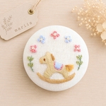 木馬とお花の刺繍くるみボタン.*   (選べるスマホグリップ/ブローチ/ヘアゴム/キーホルダー)