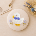 あひるさんの刺繍くるみボタン (選べるスマホグリップ/キーホルダー/ブローチ/ヘアゴム)