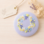 爽やかリ―スの刺繍くるみボタン(選べるスマホグリップ/キーホルダー/ブロ―チ/ヘアゴム)