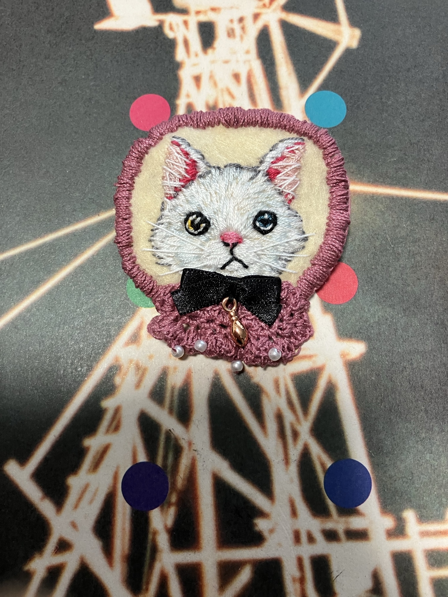 猫刺繍ブローチ オッドアイ猫の考え事 - taotao | minne byGMOペパボ