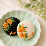 手刺繍＊キンモクセイのくるみボタン 【ブローチ/ヘアゴム】秋冬コーデに彩りを♡ ホワイト/ブラック　ボタニカル　敬老の日のギフトにも｜金木犀｜オレンジ小花