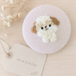 首かしげるシ―ズ―の刺繍くるみボタン(選べるスマホグリップ/キ―ホルダー/ブロ―チ/ヘアゴム)
