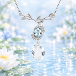 モネの睡蓮にきらめく水色の宝石と光の雫ネックレス｜サージカルステンレス316L ブルー クリスタル 花 葉っぱ 水色 シルバー 睡蓮 絵画 アート 上品 ギフト