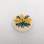 ミモザの刺繍くるみボタン