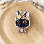 花冠のおめかし猫さん　♡黒猫さん♡｜手刺繍ブローチ