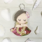 小さなフラガールのキーホルダー・ミニフラドール、ドールチャーム《レッド》🌺ハワイアン大好きさんにおすすめ‼️