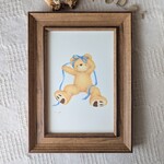 「青いりぼんとくまさん」色鉛筆画　ポストカード原画　かわいいイラスト/A teddy bear getting dressed up　original artwork